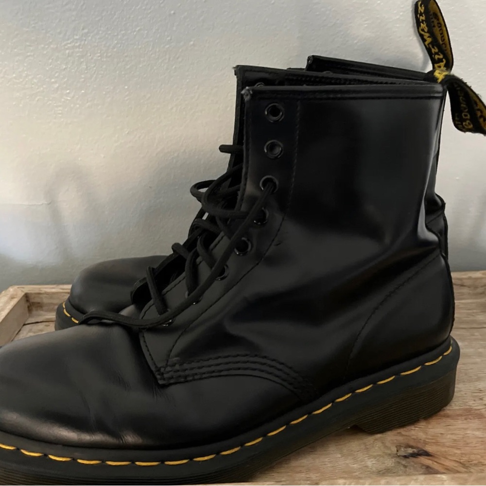 Dr. Martens 1460 Women's Smooth Leather 8 Eyelet Boots Size 8 Men’s - 9 Womens